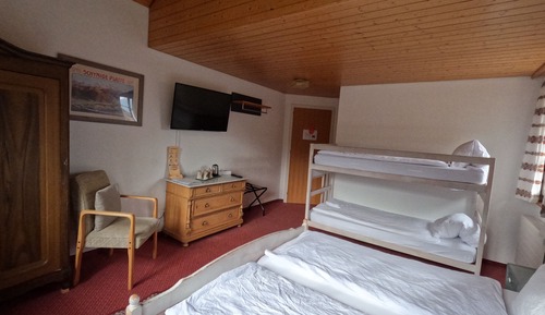 Habitación cuádruple familiar, varias camas, vistas a la montaña