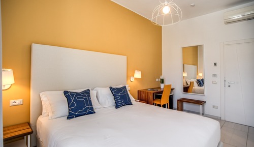 Habitación con 1 cama doble o 2 individuales, vistas a la piscina
