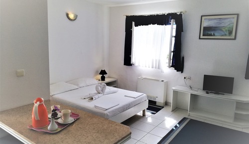 Habitación triple, junto a la piscina