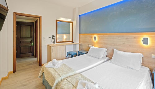 Habitación superior con 1 cama doble o 2 individuales