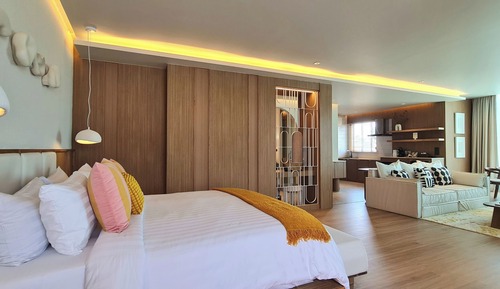 Honeymoon Ocean Front Pool Suite
