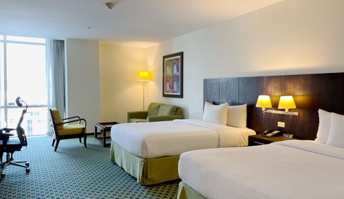 Suite junior, varias camas, vistas a la ciudad