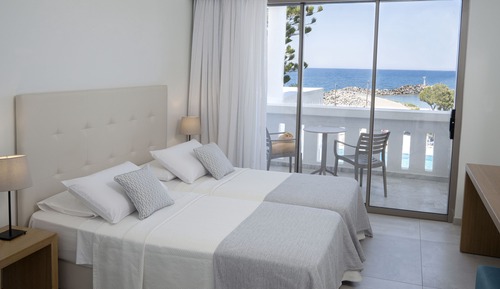 Habitación superior con 1 cama doble o 2 individuales, mirando al mar