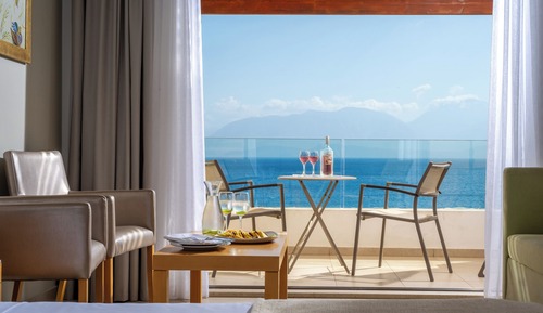 Frontal Deluxe Room with Sea View