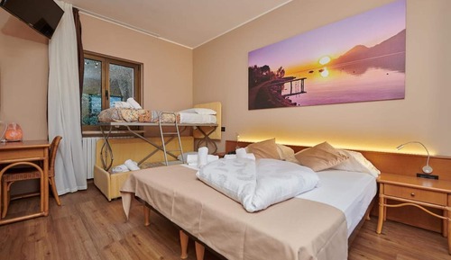 Habitación cuádruple Confort, 1 habitación, balcón, vistas al lago