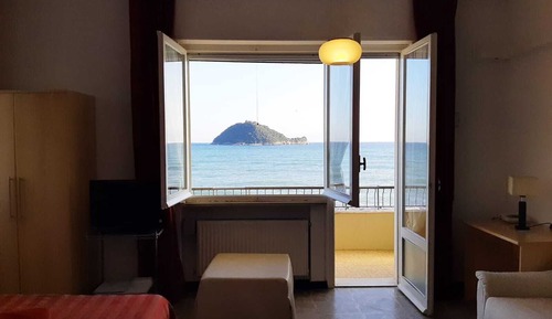 Estudio familiar, varias camas, balcón, vistas al mar