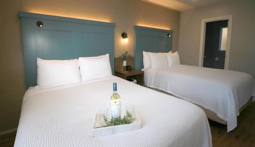 Habitación estándar, 2 camas de matrimonio, vistas parciales al mar (Pets OK)