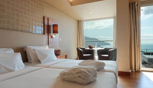 Habitación superior con 2 camas individuales, vistas al mar