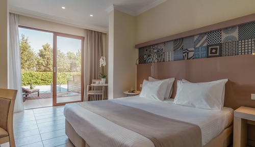 Suite, bañera de hidromasaje, vistas al jardín (Private Pool)