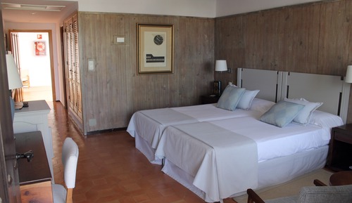 Habitación estándar con 2 camas individuales (2 Adultos y 1 Niño)