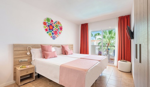 Habitación con 2 camas individuales, vistas a la piscina