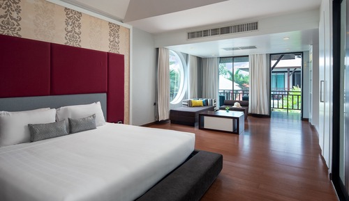 Deluxe King Room Pool View 