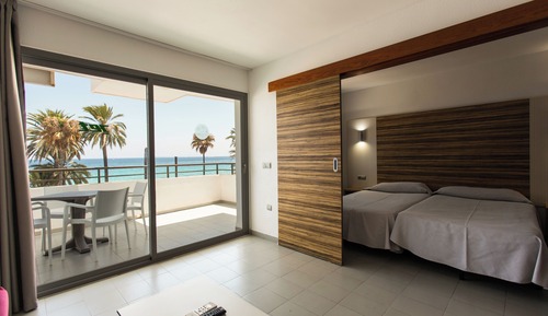 Apartamento superior, 2 habitaciones, 2 baños, frente a la playa