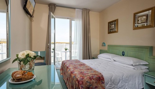 Habitación triple clásica, balcón, vistas parciales al mar