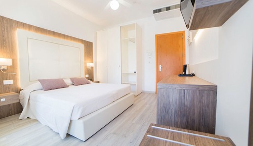 Habitación Confort doble, 1 cama doble, vistas al jardín