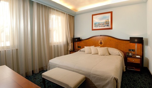 Suite junior, 1 habitación, balcón, vistas parciales al mar