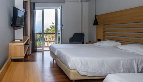 Habitación triple estándar, vistas parciales al mar