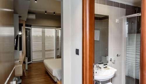 Habitación estándar con 1 cama doble o 2 individuales, balcón, vistas a la ciudad