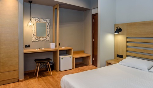 Habitación estándar con 1 cama doble o 2 individuales, balcón, vistas parciales al mar