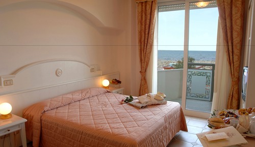 Habitación superior con 1 cama doble o 2 individuales, vistas al mar
