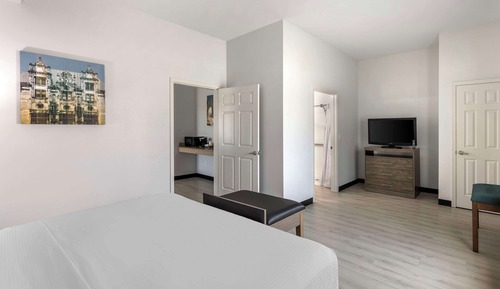 Suite, 1 cama de matrimonio grande, frigorífico y microondas (Walk-in Shower;with Sofabed)