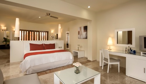 Suite With Jacuzzi and Outdoor Shower
