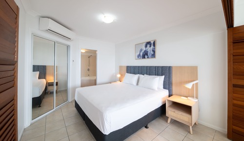 1 Bedroom Apartment with Balcony Jacuzzi and Garden View