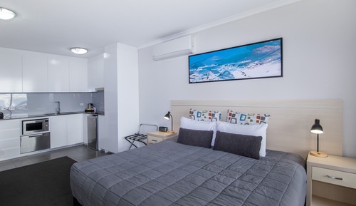 Estudio Deluxe, 1 cama de matrimonio grande, cocina básica, vistas parciales al mar