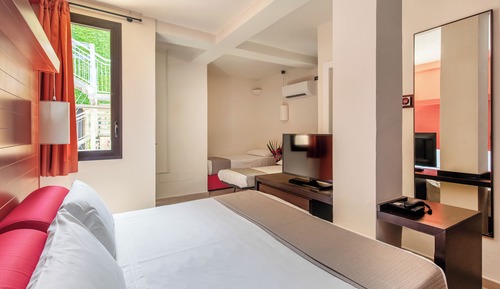 Habitación cuádruple clásica, vistas al jardín (2 adulti + 2 bambini)