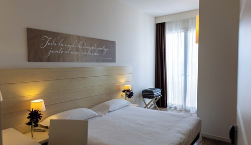 Habitación superior con 1 cama doble o 2 individuales