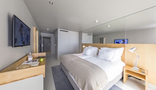 Habitación superior con 2 camas individuales, vistas al río