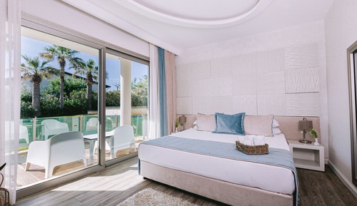 Habitación superior con 2 camas individuales, en la zona del jardín