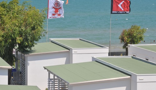 Casa móvil familiar, 2 habitaciones, cocina básica, vistas parciales al mar
