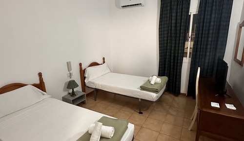 Habitación básica con 2 camas individuales