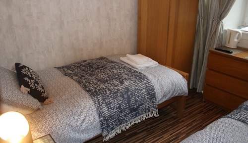 Habitación estándar (Room 4 facing main road)