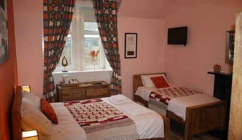 Habitación triple (Room 5 facing main road)
