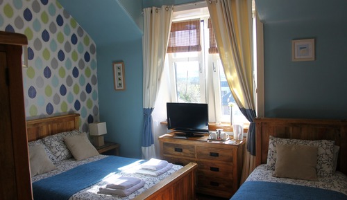Habitación triple (Room 2 facing back of property)
