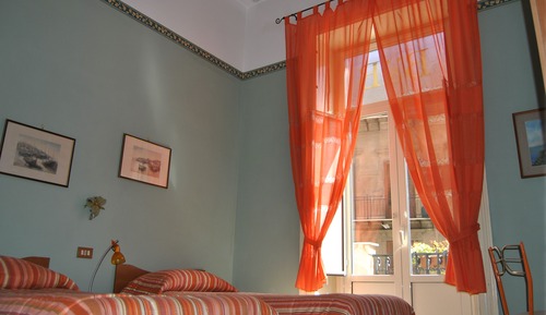 Habitación básica con 1 cama doble o 2 individuales, varias camas, vistas a la ciudad
