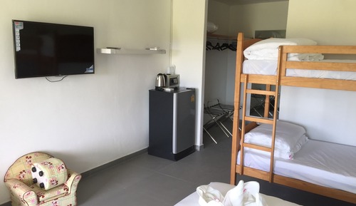 Habitación cuádruple Deluxe, varias camas, vistas al jardín, planta baja