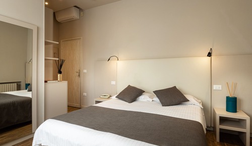 Habitación Confort con 1 cama doble o 2 individuales, vistas parciales al lago, en edificio anexo