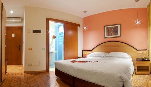 Habitación estándar con 1 cama doble o 2 individuales, en edificio anexo