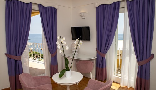 Habitación superior, vistas parciales al mar
