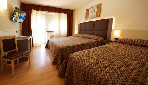 Habitación familiar, terraza, vistas al jardín