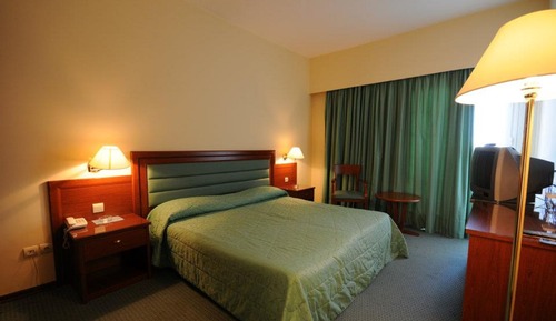 Habitación triple (City View or Side Sea View)