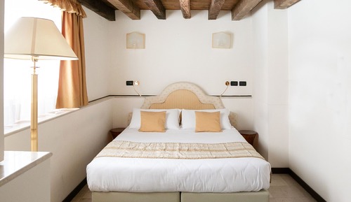 Habitación superior con 1 cama doble o 2 individuales, planta baja