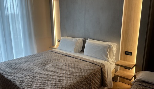 Habitación Confort doble, balcón, vistas parciales al lago