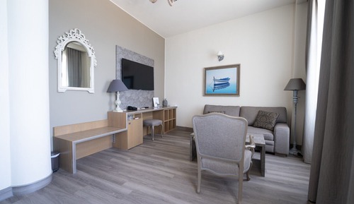 Deluxe Suite with Balcony and Sea View