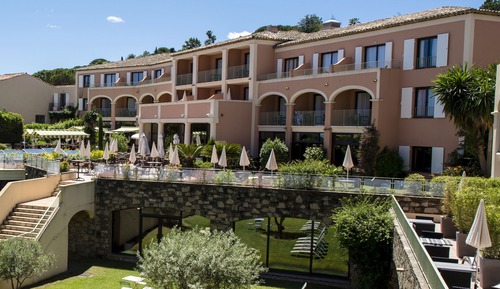 Habitación superior, junto a la piscina