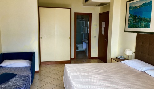 Habitación triple, vistas al lago