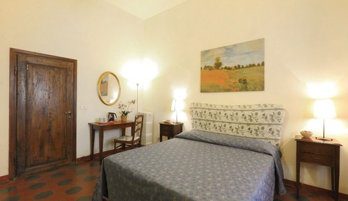 Habitación doble, baño compartido (with ensuite shower)